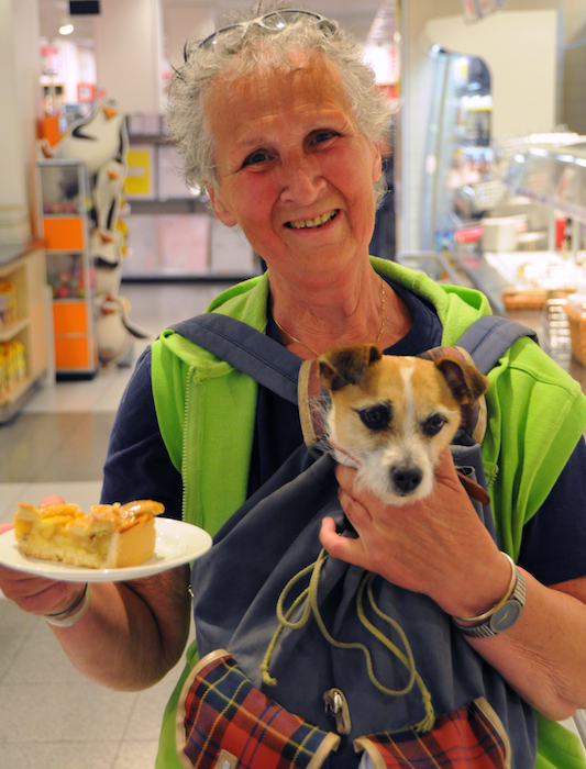 Klant met appeltaart en hondje